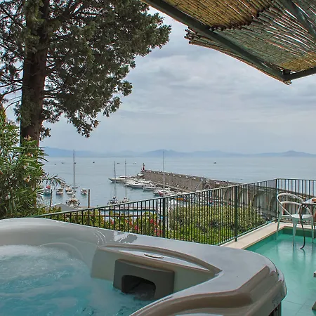 Aurora Hotel 4*